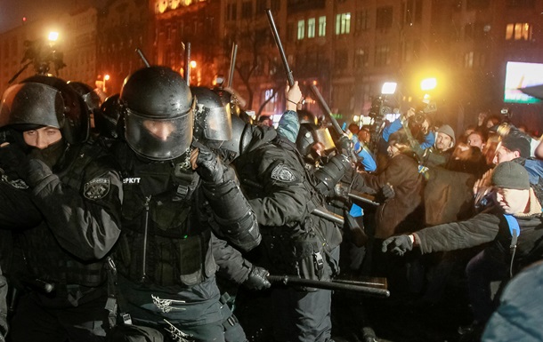  На Майдан стягують Беркут: глава МВС просить міліцію вести себе адекватно