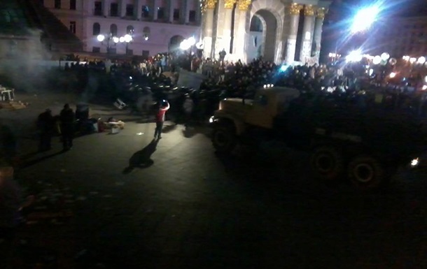 На Майдані активісти блокують фургон, в якому перебувають затримані учасники протесту