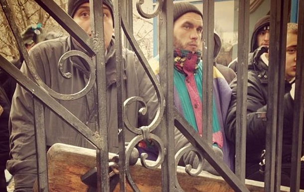 Мітингувальники з Євромайдану забарикадувалися у дворі Михайлівського собору