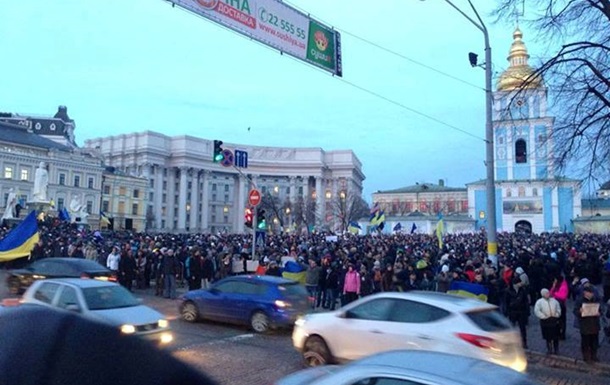 В Киеве десятки автомобилистов заблокировали центр в знак протеста против разгона Евромайдана 