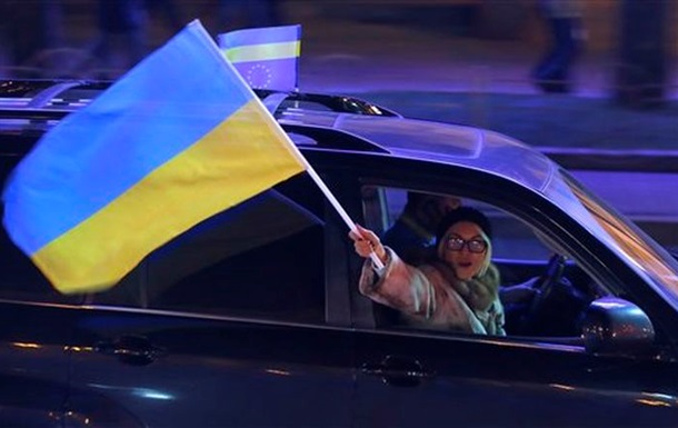 Протесты в Киеве: На Михайловской площади митингуют, а на Майдане устанавливают елку
