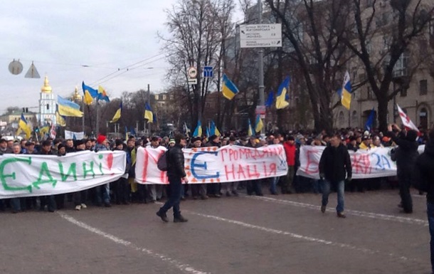 На Майдане митингующие снесли металлические щиты и начали разбирать елку