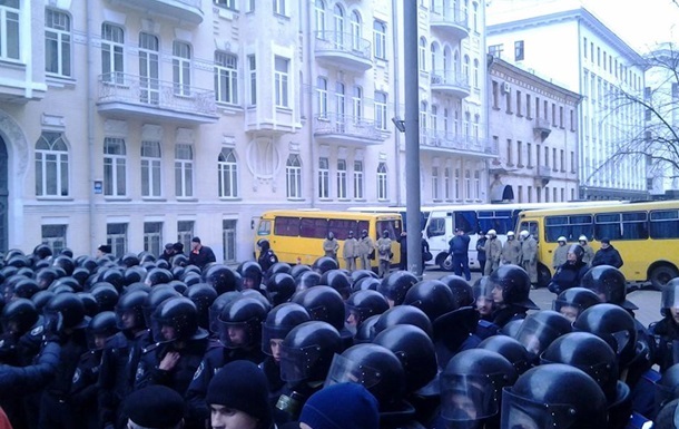 Беркут відтіснив мітингувальників, які штурмують Адміністрацію Президента, до вулиці Інститутської
