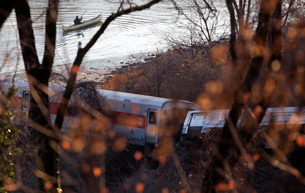 В Нью-Йорке сошел с рельсов пригородный пассажирский поезд: четверо погибли, десятки пострадавших