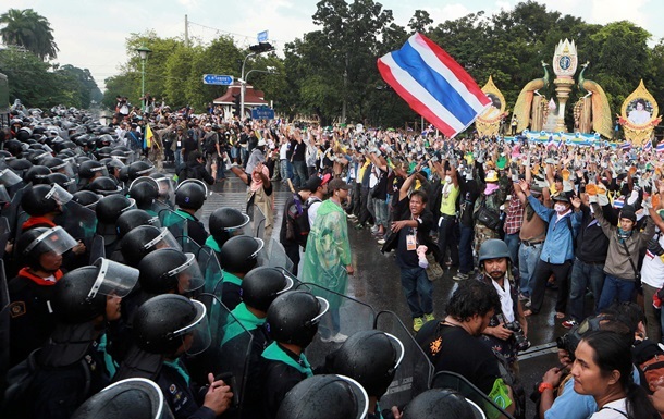 Демонстранти в столиці Таїланду вирушили на штурм урядових будівель