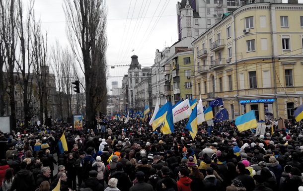 Янукович звернувся до громадян, які вийшли на Майдан: Ми повинні працювати, а не битися