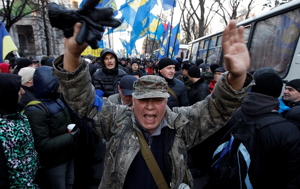 Будівлю Ради продовжують пікетувати близько 20 тисяч протестувальників