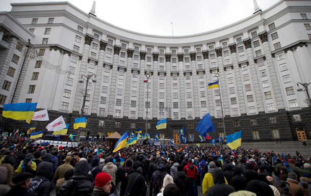 Новости Киева - Евромайдан - Кабмин - протесты - Протестующие блокируют Кабмин, один из входов в здание перекрыт милицией