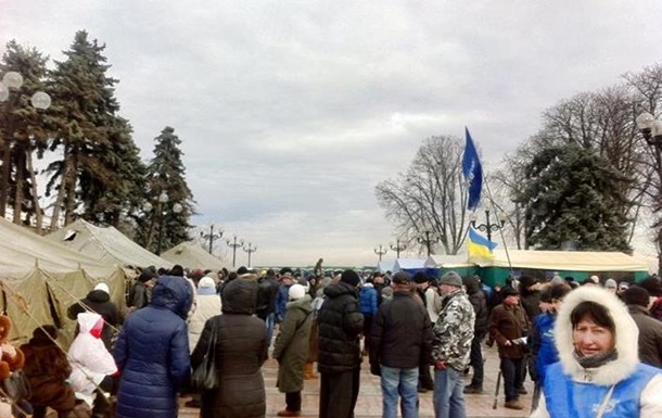 Прихильники Януковича встановили намети перед будівлею парламенту 