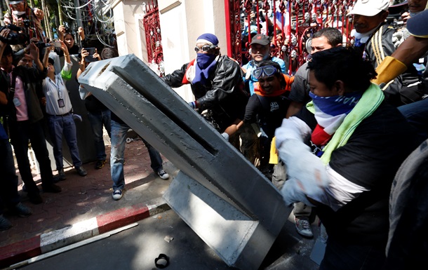 У столиці Таїланду демонстранти беруть в облогу головне управління поліції