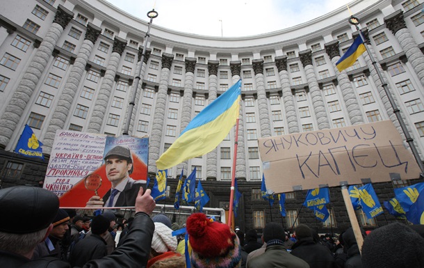 Участники Евромайдана начали возводить возле Кабмина баррикады