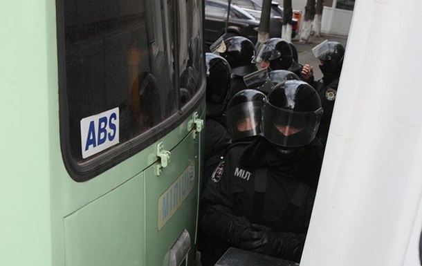 Всі в їзди в квартал, де знаходиться Адміністрація президента, перекриті міліцейськими автобусами і бійцями Беркута