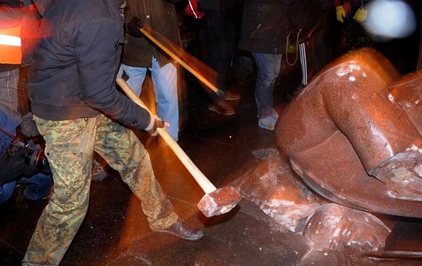 Уничтожение памятника Ленину в Киеве: милиция начала расследование по статье  массовые беспорядки 