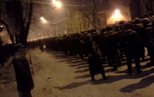 Силовики розбирають барикади у центрі Києва, ситуація на Майдані залишається спокійною