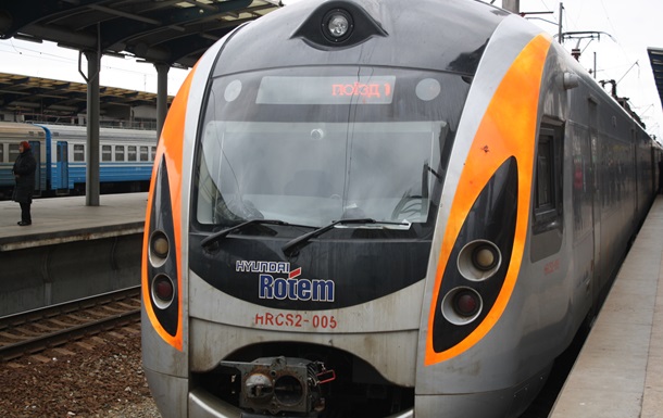 Поезд Hyundai Киев-Донецк простоял более трех часов из-за обрыва проводов