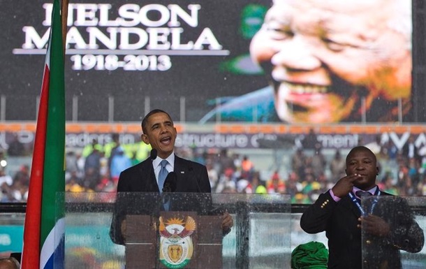 Переводчик с панихиды Манделы, возмутивший южноафриканцев, сослался на  голоса  в голове