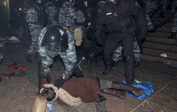 Отчет МВД: Участники Евромайдана 30 ноября бросали в правоохранителей опасные для жизни предметы 