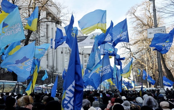 Сторонники Партии регионов стягиваются к месту проведения митинга у Верховной Рады