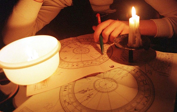 Вчені пояснили, чим зашкоджує читання гороскопів