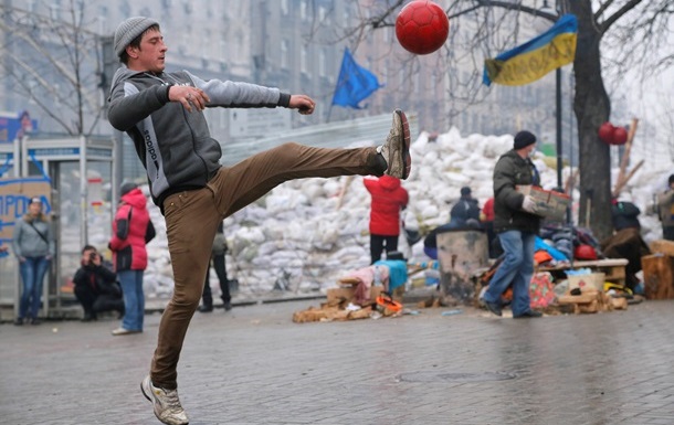Эмоции участников Евромайдана в Киеве подогревают  шастающие  зарубежные гости - Песков