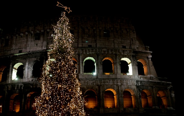 У Римі встановили новорічну ялинку, чиї гірлянди запалюються за допомогою велосипеда