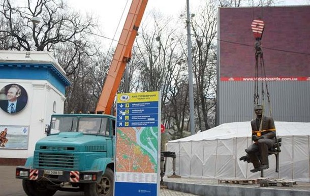 Памятник Лобановскому в Киеве перенесли в другое место 
