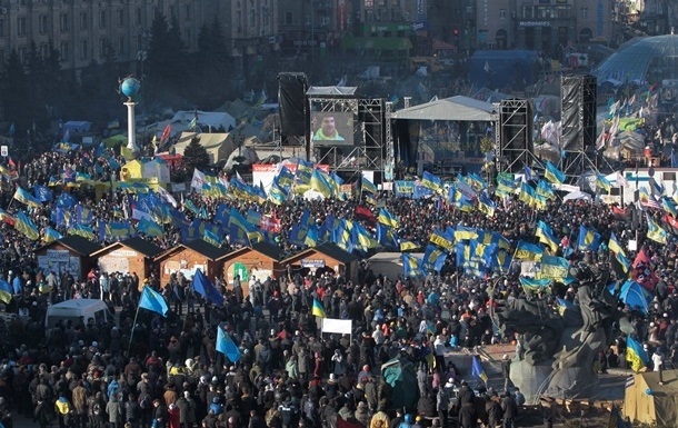 На Майдані в Києві чоловік перерізав собі горло