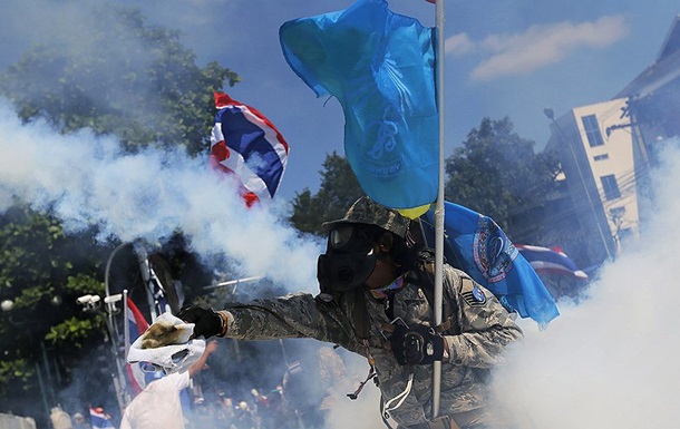 В Бангкоке против демонстрантов полиция применила слезоточивый газ