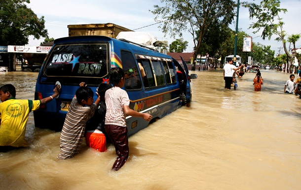 Наводнение на Суматре: эвакуированы тысячи человек