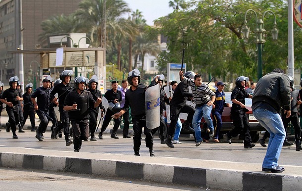 Сутички поліції і прихильників Мурсі в Єгипті: є жертви