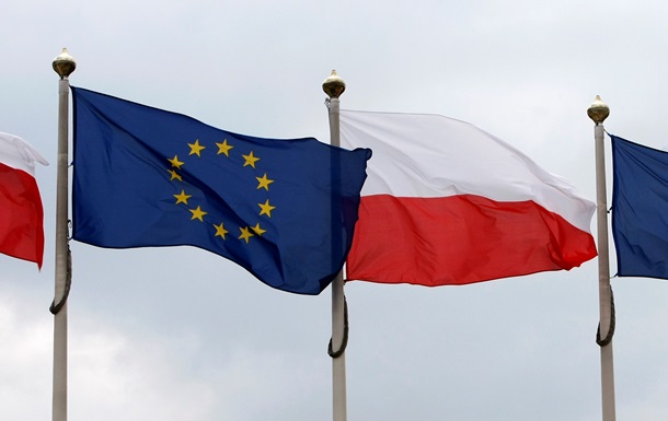 флаг польше - флаг евросоюза -Польша по уровню минимальной зарплаты занимает 12-е место среди 21 страны Европейского Союза