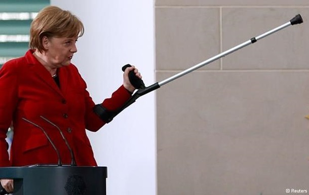 Меркель пришла на костылях на встречу с колядующими детьми