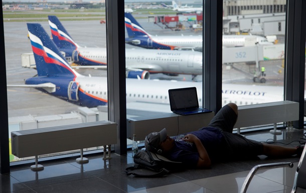 У всіх російських аеропортах заборонили проносити рідини на борт літака