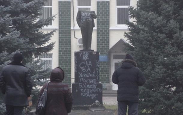 У Полтавській області відтяли голову пам ятнику Леніну