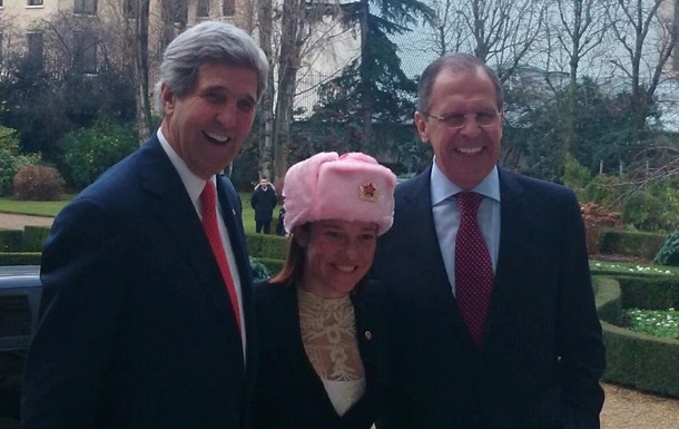 Россияне подарили представителю Госдепа США розовую шапку-ушанку