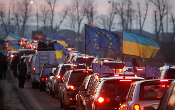 Акция Автомайдана в Новых Петровцах не достигла цели: Янукович с утра работает с документами в АП - советник президента