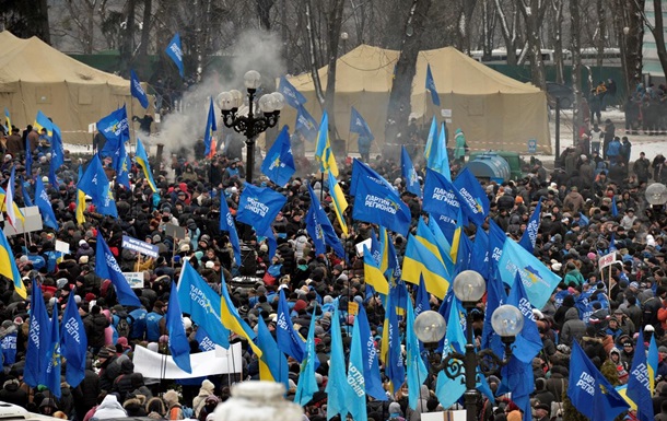 Несколько тысяч стороников Партии регионов собрались под стенами Рады 