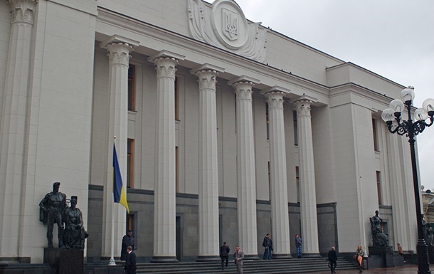 Опозиція в четвер вранці заблокувала трибуну Верховної Ради України 