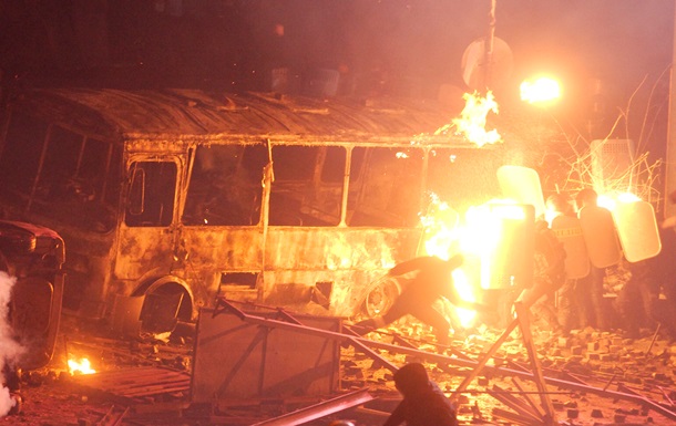Мітингувальники спалили чотири автобуси МВС і дві вантажівки 