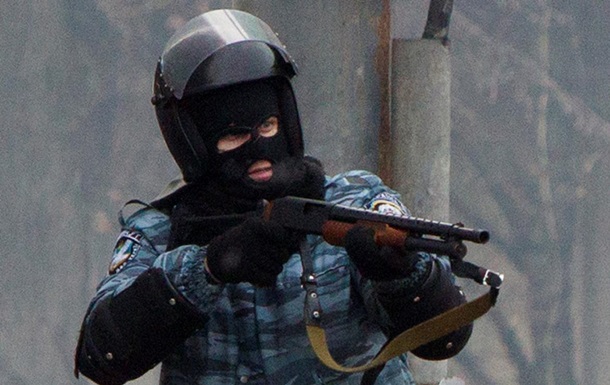 Беркут стреляет по митингующим на Грушевского - фото - Евромайдан