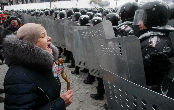На Грушевского в центре Киева началась новая атака Беркута на митингующих