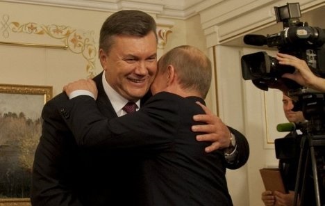 В обійми Путіна Януковича штовхають вибори 2015 року