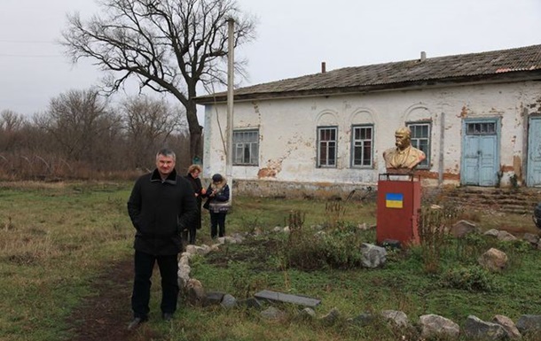 Cадиба-маєток Віктора Закревського в Лемешівці занепадає