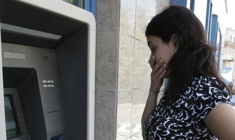 Карточка, банкомат, деньги:  2 случая о том, как вести себя с банкоматом