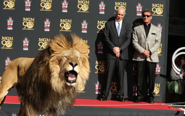 Лев із кінозаставки залишив відбитки лап на бульварі Голівуд