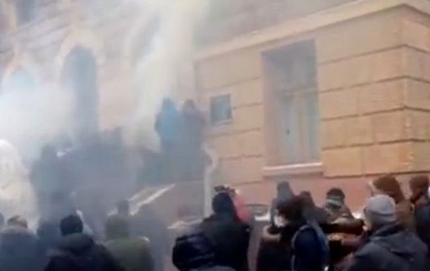 В Черновцах штурмуют здание обладминистрации: звучат взрывы