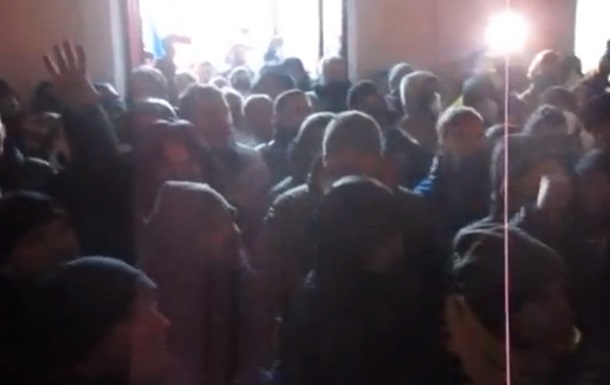 Протестувальники проникли у будівлю Хмельницької обладміністрації