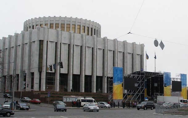 Протестующие заблокировали входы в Украинский дом, где засели бойцы ВВ