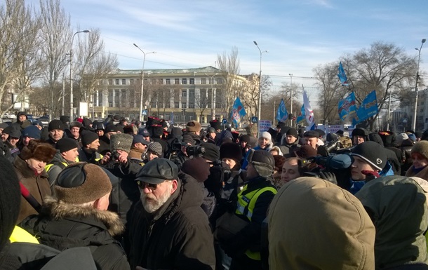 Прихильники Януковича вийшли на захист Донецької ОДА, є постраждалі