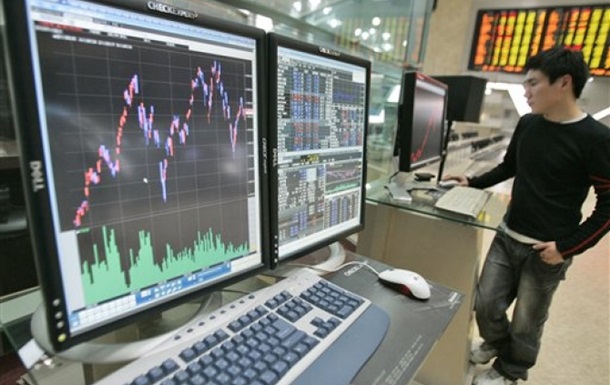 Рынок акций РФ начал торги снижением фондовых индексов